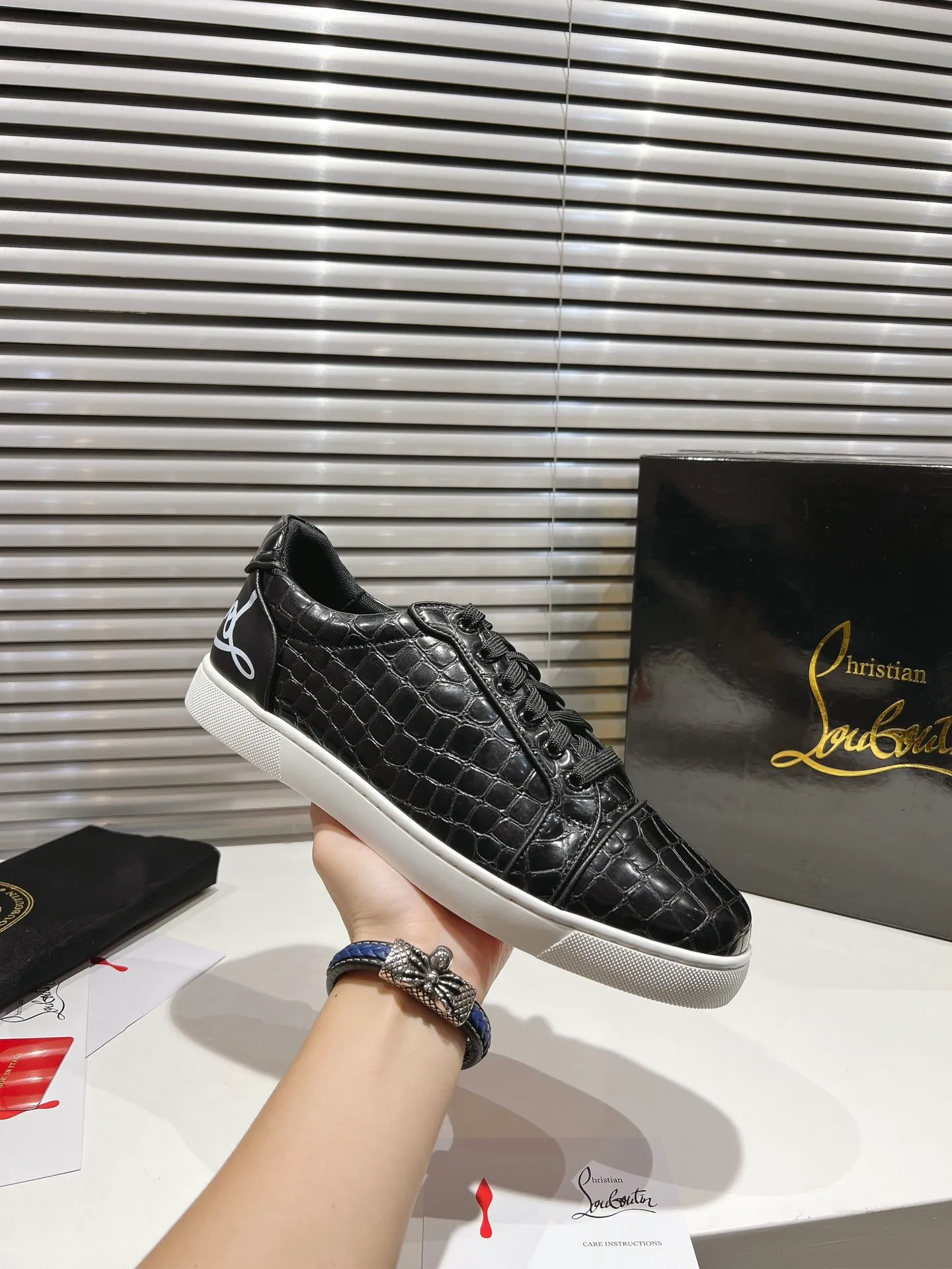 👟👟Ex-factory price 700👟👟 ╔Low top black stone pattern printed logo model╗ ·Top version customization·²⁰²²𝐬𝐬 𝑪𝒉𝒓𝒊𝒔𝒕𝒊𝒂𝒏 𝑳𝒐𝒖𝒃𝒐𝒖𝒕𝒊𝒏 ▪️No matter the last shape, fabric, diamonds, nails, lining, outsole, they are as close as possible to ZP... ▪️The original sole is specially provided by the original factory ▪️The lining is imported water-dyed cowhide ▪️Private customization time is about 3-7 days —————— Size: Women's 35M-41M Men's 38M-47M, half size can be customized